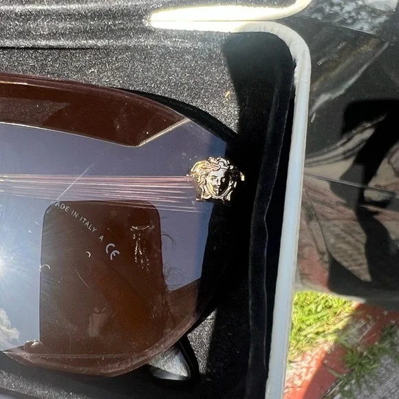 Versace Sunglasses Gigi Like New Condition w/ Case! - Picture 4 of 7